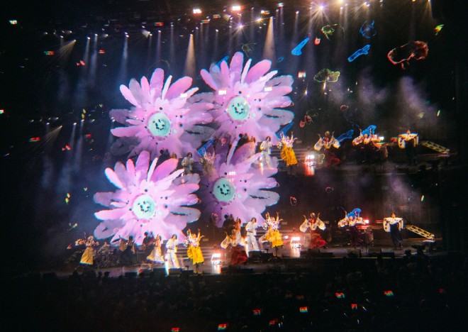 Kenshi Yonezu celebrates his 15th single “Plazma / BOW AND ARROW” with four editions, including controller device and HALO versions, illustrated by Yonezu himself. Poster campaigns and a live photo exhibition shot by Jiro Konami further mark this release.